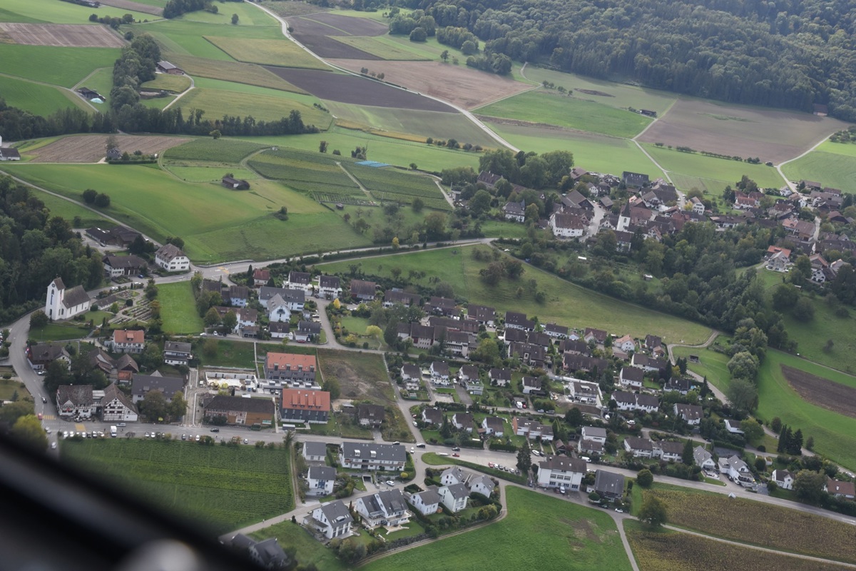 Blick nach Süden aus dem Heli am Herbstfest 2019. Die Tuechstrasse (am rechten Bildrand zu erkennen) verläuft am südwestlichen Dorfrand von Flaach und wird als Abkürzung zum Irchel genutzt. Schwerverkehr macht mehr als einen Fünftel aus.