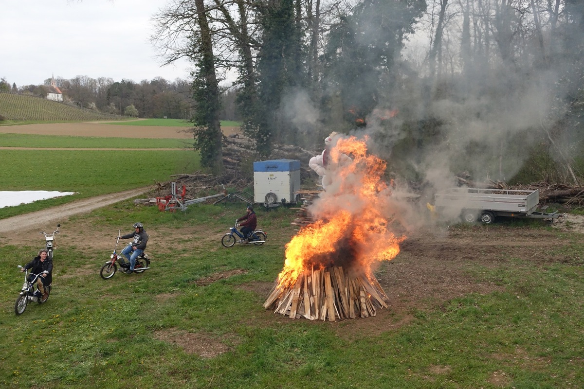 Etliche Töffli-Fans aus dem Weinland und dem Thurgau umkreisten den Böögg und feierten danach ein grosses Fest. Etliche Töffli-Fans aus dem Weinland und dem Thurgau umkreisten den Böögg und feierten danach ein grosses Fest.