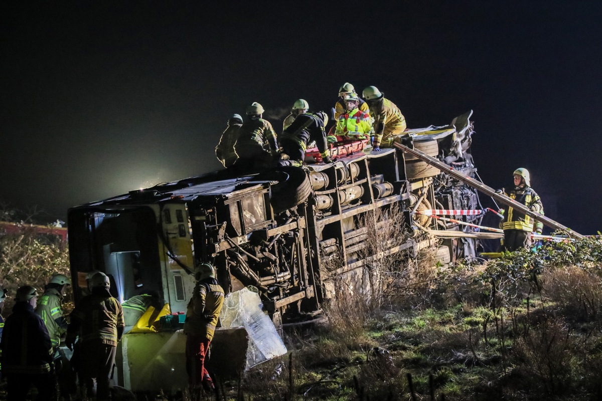 Nach dem Erdbeben ein Busunglück – Feuerwehrleute leisteten Hilfe für über hundert Verletzte.