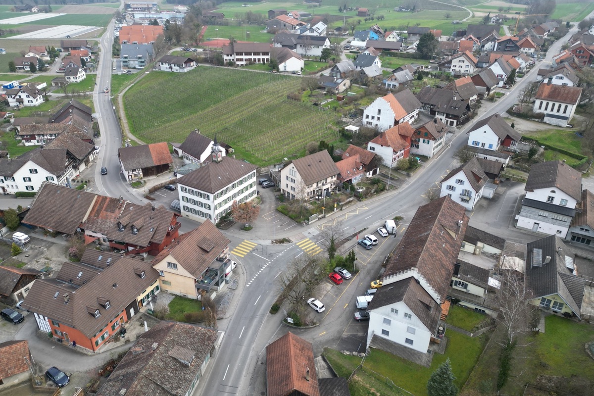 Die IG40 will den Status quo: Postautohaltestellen weiterhin am Rand der Strasse und auf dem Wesenplatz (Kreuzung