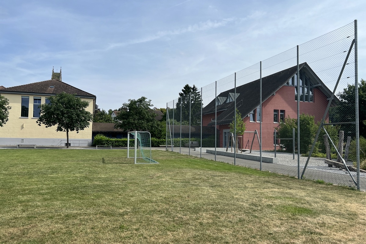 Von der ehemaligen Hauswartwohnung zwischen Turnhalle und Schulhaus Hofwiesen bleibt nur der Keller bestehen …