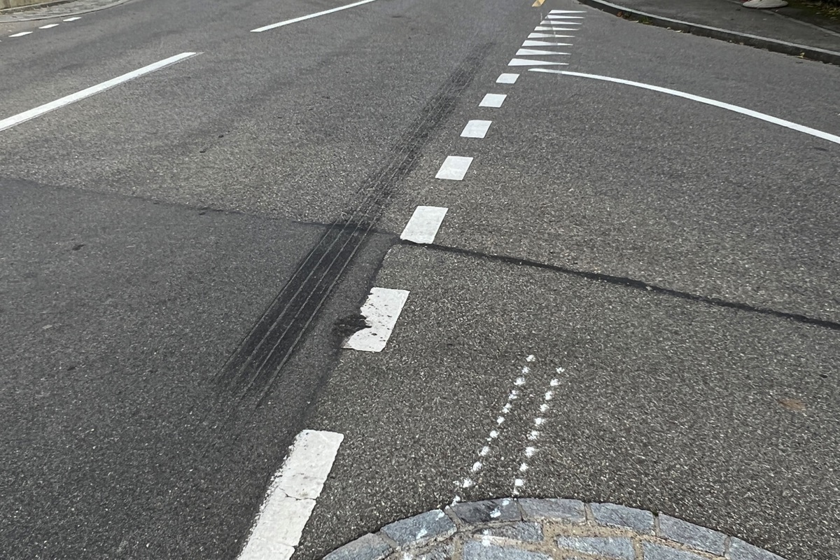 Auch Tage danach sind noch Markierungen zu sehen: An dieser Stelle fuhr der Jugendliche mit stark überhöhtem Tempo aus Benken in Richtung Uhwiesen links an der Verkehrsinsel vorbei.