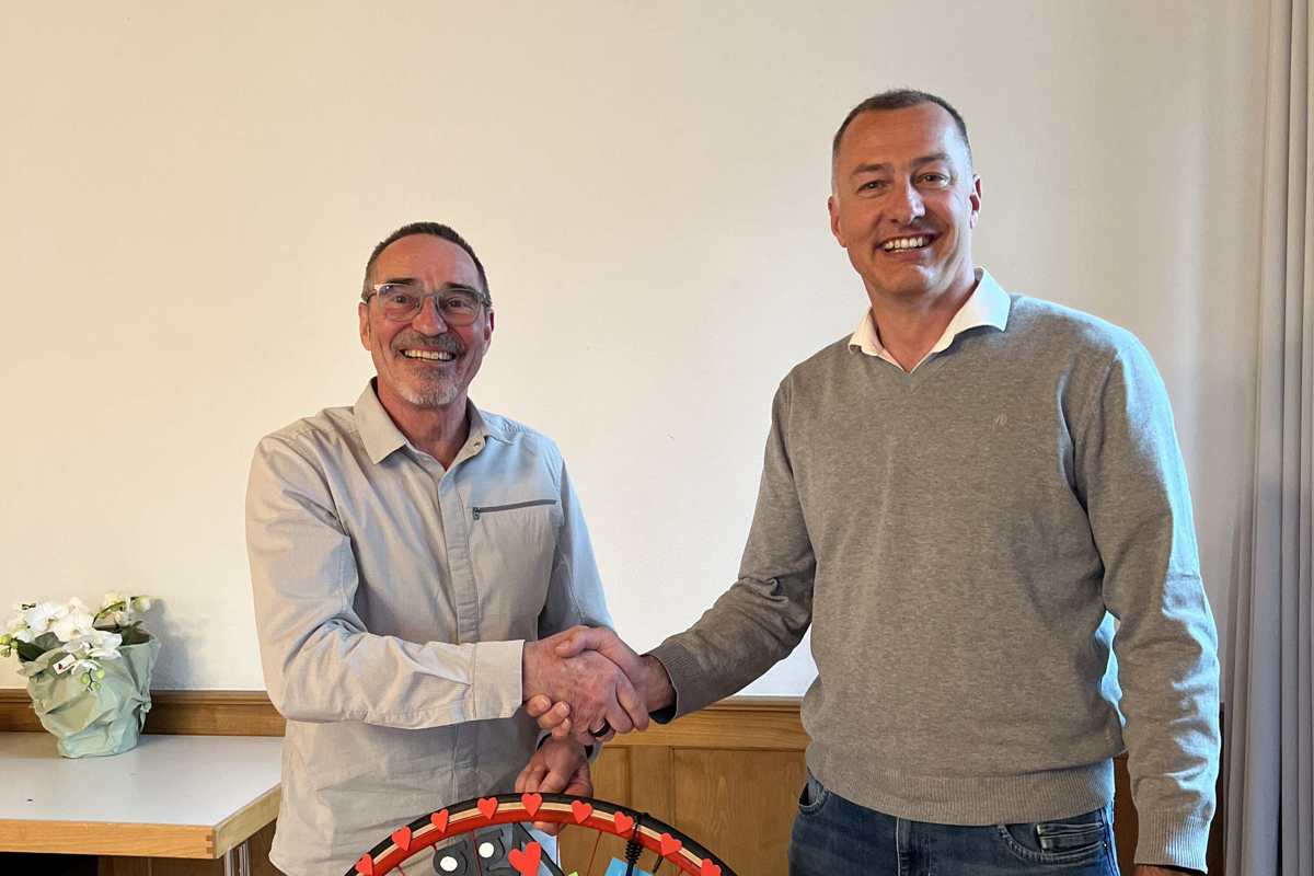 Martin Griesser (rechts) übernimmt das Präsidium der GGA von Peter Suter. Der begeisterte Gümmeler wird mit einem Velorad mit Gutscheinen verabschiedet – der Strauss im Hintergrund ist für seine Frau.