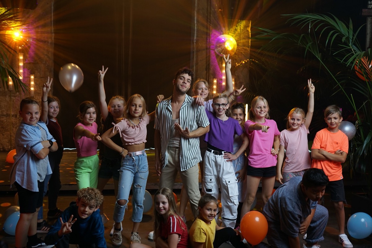 Amélie (links von Luca Hänni) und Melia (rechts von ihm) aus Humlikon durften gemeinsam mit dem Sänger seinen neuen Song performen.