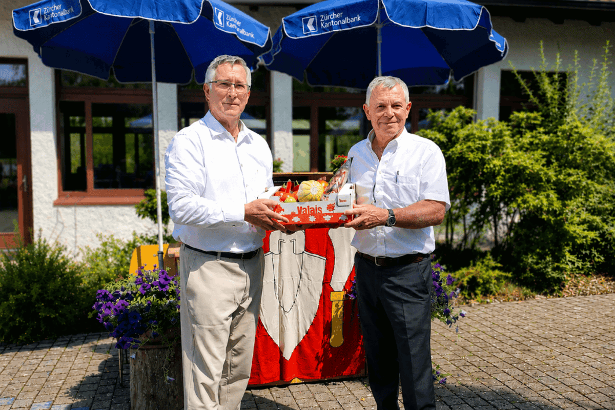 Volkens alter und neuer Gemeindepräsident Martin Keller (links) und Regierungsrat Ernst Stocker.