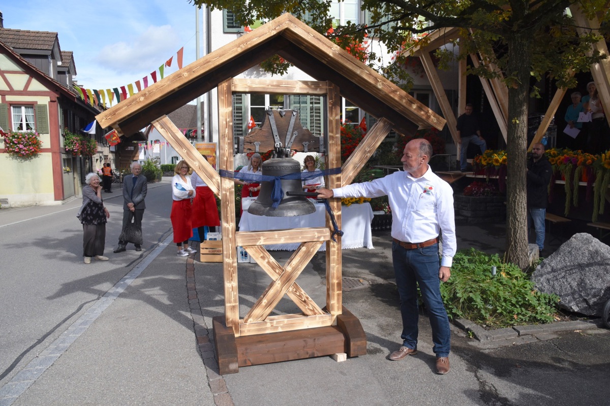 OK-Präsident Peter Brandenberger hatte am Samstagmorgen das Herbstfest mit einem Glockenschlag offiziell eröffnet.