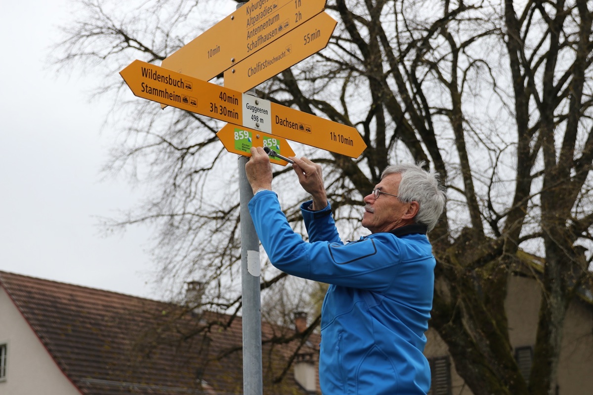 Kreisleiter Felix Feurer hat diese Woche die neuen Richtungszeiger montiert. Die Route 859 führt von Dachsen nach Ossingen.