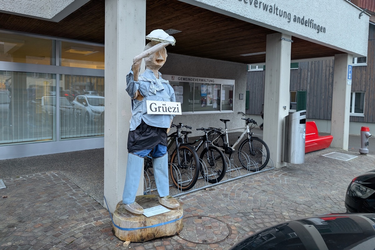 Der «Grüezi»-Mann vor der Gemeindeverwaltung hebt den Hut und soll wieder daran erinnern: In Andelfingen ist die Kultur des sich Grüssens noch etwas wert.