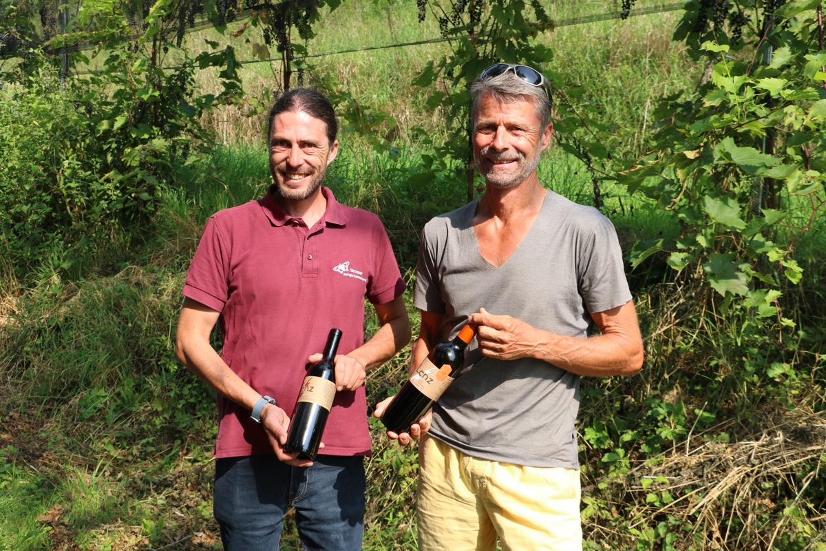 Andri Strasser (links) und Roland Lenz mit ihren Piwi-Weinen. 