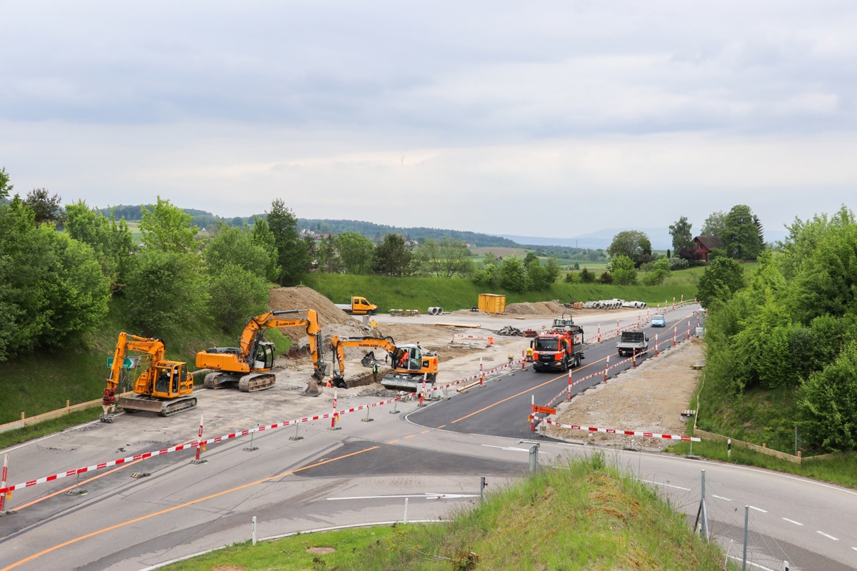 Der Autobahnanschluss bei Henggart soll durch einen Kreisel sicherer werden. Durch die Bauarbeiten entstehen Einschränkungen auf der Weinlandstrasse (Mitte), der Auffahrt auf die A4 (rechts) sowie der Oberwilerstrasse (links).