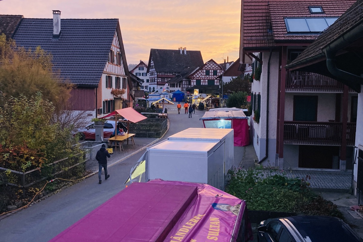 So kennen nur die Anwohner den Jahrmarkt: Im Morgenrot treffen die ersten Marktfahrer ein.