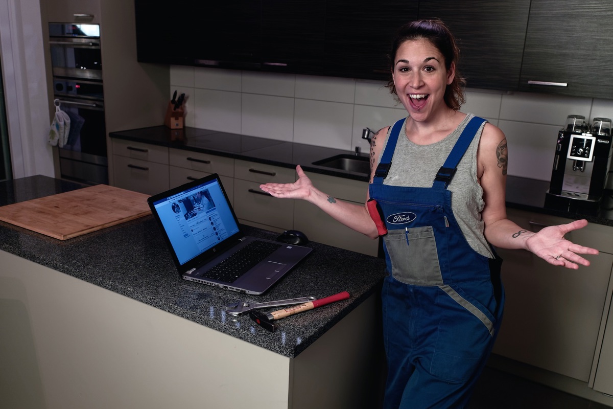 «Die Schreibhilfe: Mein Angebot für die Working Class!» – so einer von Jenny Busers Slogans.