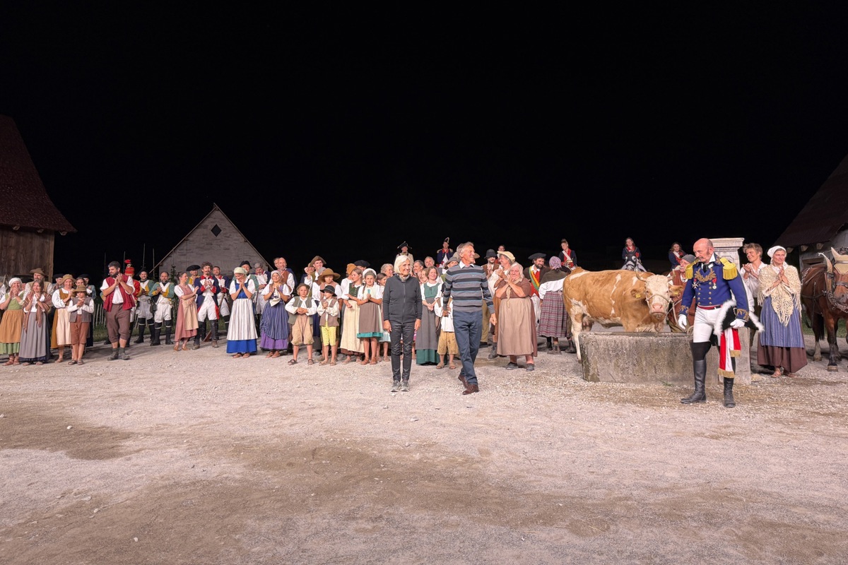Grosse Erleichterung nach der erfolgreichen Premiere bei Thomas Ganz (im gestreiften Pullover) und seiner Frau Regina, die als Souffleuse mitwirkt. Dominik Krebs (3 .v. rechts) lobte sein Engagement. Grosse Erleichterung nach der erfolgreichen Premiere bei Thomas Ganz (im gestreiften Pullover) und seiner Frau Regina, die als Souffleuse mitwirkt. Dominik Krebs (3 .v. rechts) lobte sein Engagement.