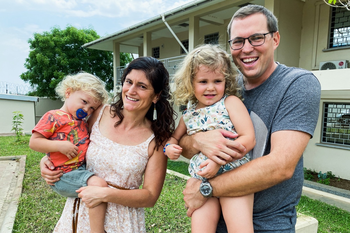 Sibylle und David Graf mit ihren Kindern im umzäunten und gesicherten Compound im Südsudan.