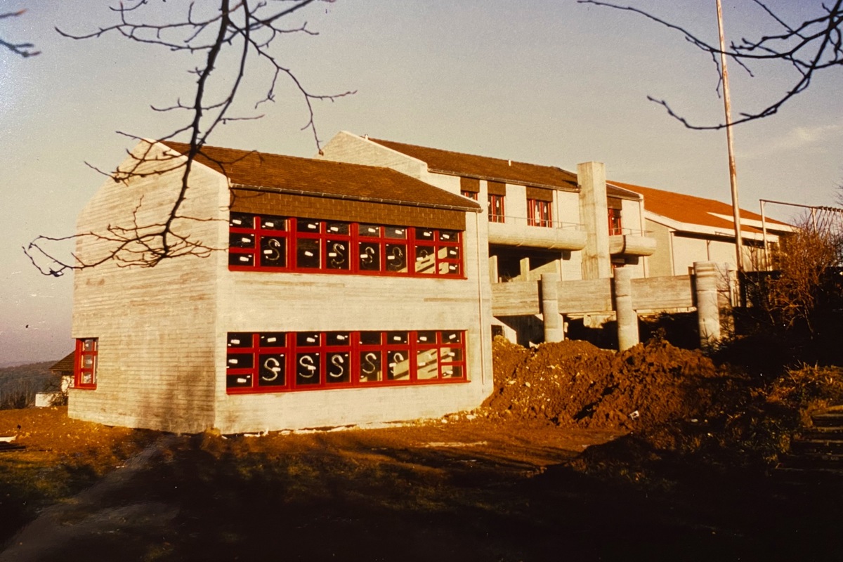 Das Schulhaus in Buch am Irchel wurde um den Kindergarten und das Handarbeitszimmer (links) sowie zwei Wohnungen und ein Lehrerzimmer erweitert.