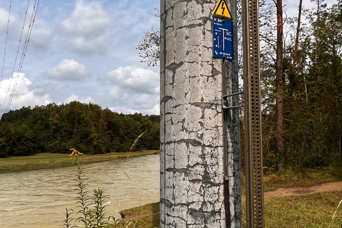 Der Strommast der Axpo steht förmlich am Abgrund