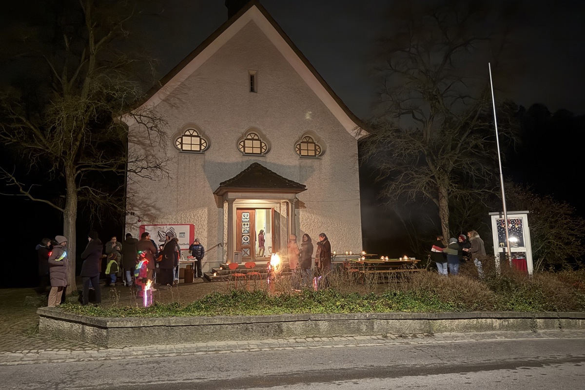 Ein letztes Mal in diesem Jahr herrschte am Freitagabend buntes Treiben rund um die Bibliothek. Mitte Januar öffnet sie neu unter der Verwaltung der Gemeinde ihre Türen.
