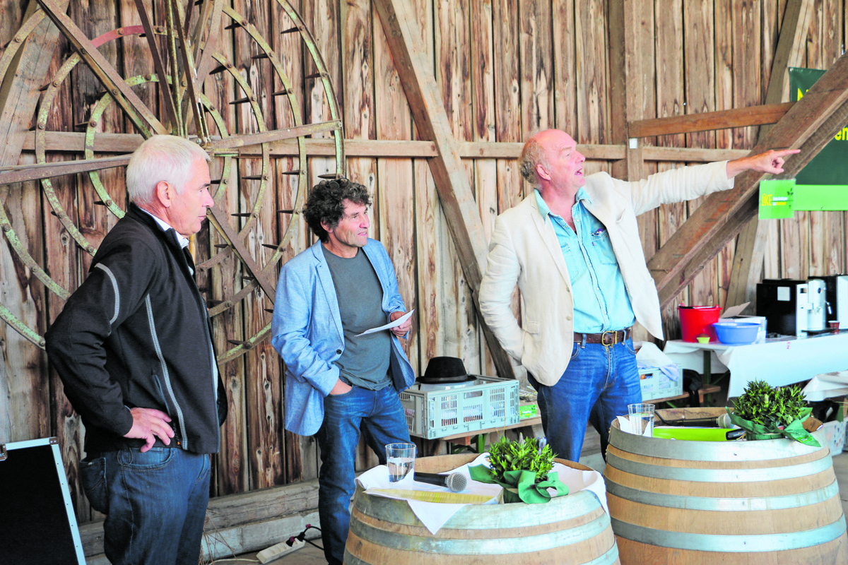 Drei Landwirte am Diskutieren: Hans Frei (Zürcher Bauernverband)