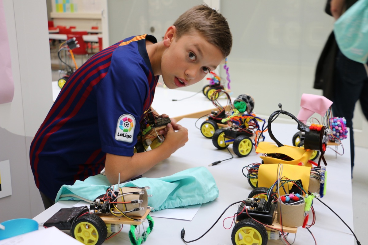 So individuell wie die Kinder sind ihre Roboter und deren Bewegungen. So individuell wie die Kinder sind ihre Roboter und deren Bewegungen.