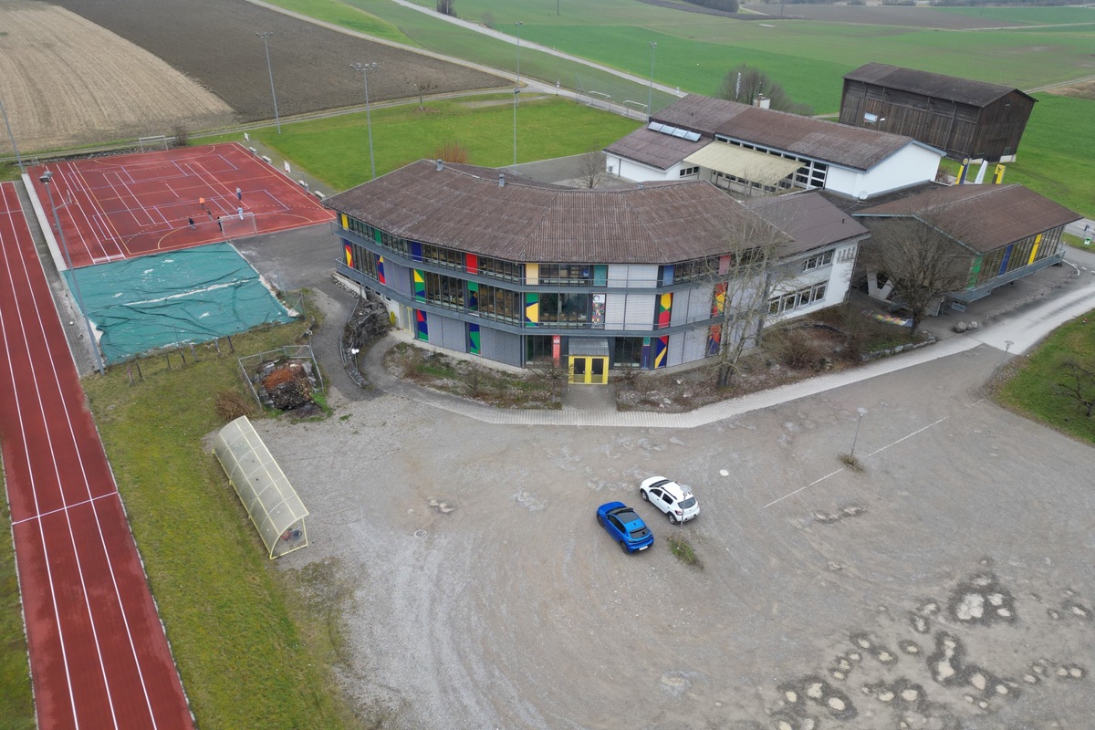 Der Neubau muss aufgrund des eingedolten Bachs auf dem Platz am Rasenbord bei der 100-Meter-Anlage anstelle des Veloständers errichtet werden.