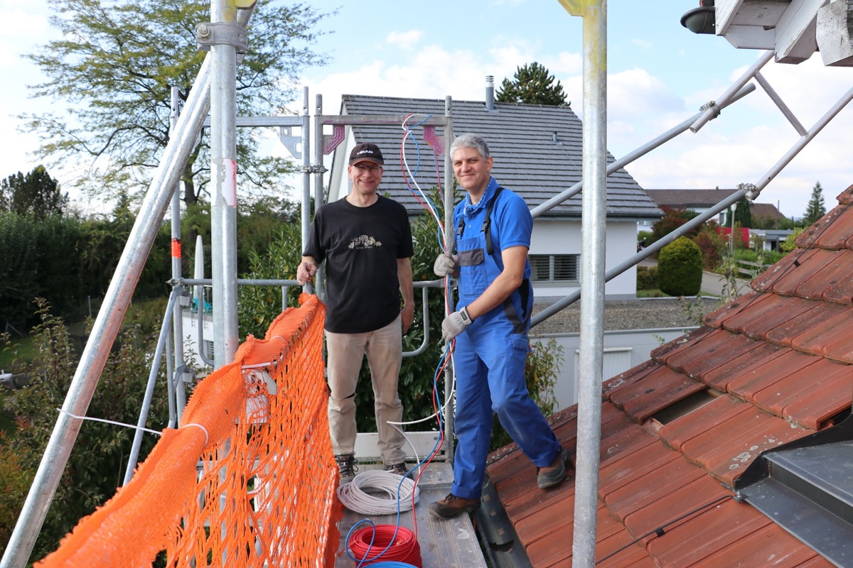 Serge Rohrbach (links) auf seinem Dach Serge Rohrbach (links) auf seinem Dach