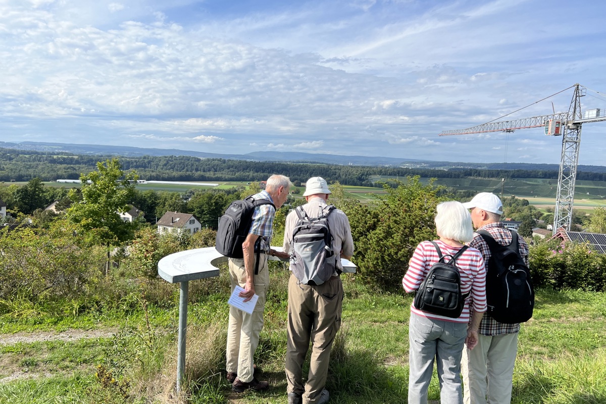Lädt zum Verweilen und zu Lokalgeografie ein: Auch diese Wandergruppe aus Zürich machte Halt beim Alpenzeiger auf dem Heiligberg.