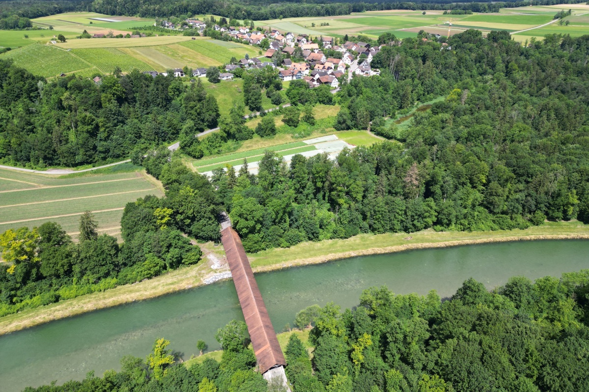 Statt unterhalb der Böschung und dann am Schluss steil den Berg hoch soll der Radweg nun direkt neben der Strasse von der Brücke nach Alten führen. Dazu werden Hangverbauungen nötig sein.