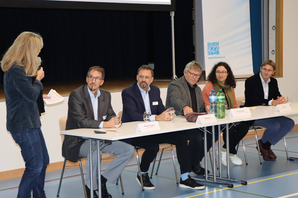 Moderatorin Karin Frei, Alfredo Scherngell und Pascal Müller von «Zürich Wind», Gemeindepräsident Martin Widmer, Flavia Polli und Matthias Möller von der Baudirektion des Kantons Zürich (von links).