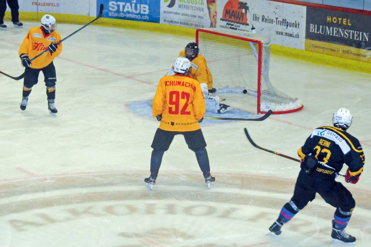 Philipp Aerni (rechts, Nr. 33) trifft für Wilen-Neunforn zum zwischenzeitlichen 2:2. Philipp Aerni (rechts, Nr. 33) trifft für Wilen-Neunforn zum zwischenzeitlichen 2:2.