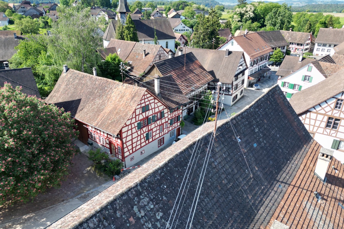 In Marthalen verschwanden vor zwei Jahren die Freileitungen von den Dächern – Solarzellen wird man im geschützten Dorfkern aber keine sehen. Die Bildung einer Lokalen Elektrizitätsgemeinschaft (LEG) könnte dazu beitragen, den im Gewerbegebiet auf Dutzenden von Dächern mit grossen Anlagen produzierten Solarstrom vor Ort zu nutzen.