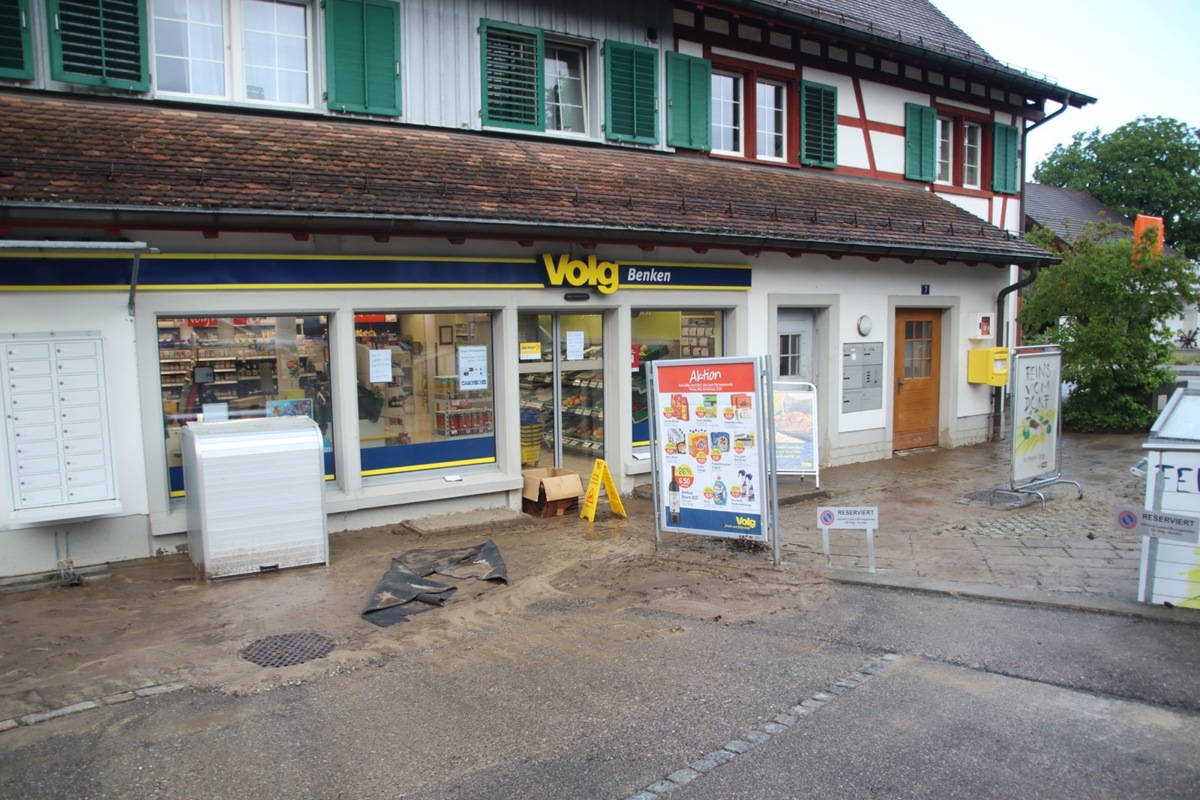 Der Volg-Laden Benken am Dienstag nach dem heftigen Gewitter. Er wird am 3. August wieder eröffnet