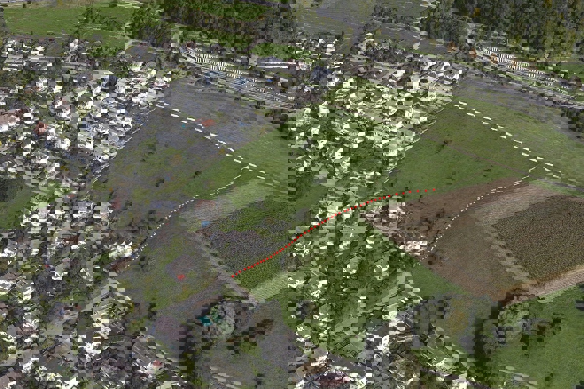 Der zu sanierende Abschnitt des «Chümmerliwegs» (rot markiert) ist etwa 50 Meter lang. Die Parzelle unterhalb des Wegs ist mittlerweile überbaut