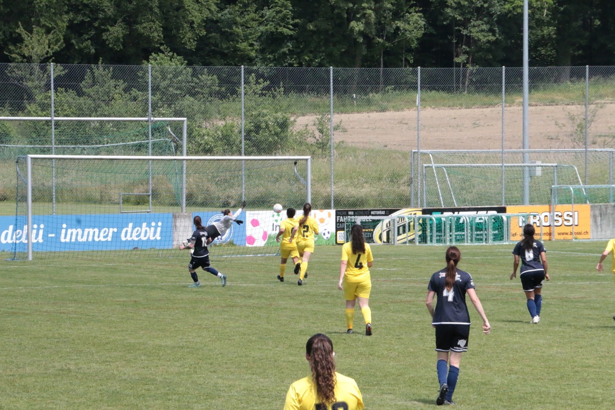Sandra Wehrli (Mitte) trifft zum erlösenden 3:1 für die Marthaler Damen.