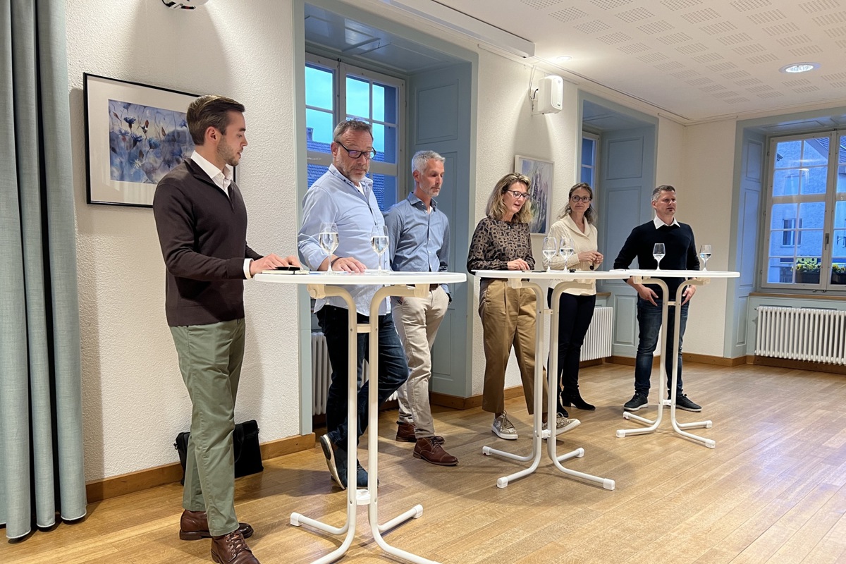 Dani Grab (3. von links) führt das Team Afi5 an, kandidiert als Gemeindepräsident und möchte mit den Bisherigen Marianne Schaub (2. von rechts) und Markus Tunkel (2. von links) sowie den Neuen Luca Ehrismann (ganz links) und Erwin Moser (ganz rechts) den Gemeinderat Andelfingen für die Legislatur 2026 bis 2030 bilden.