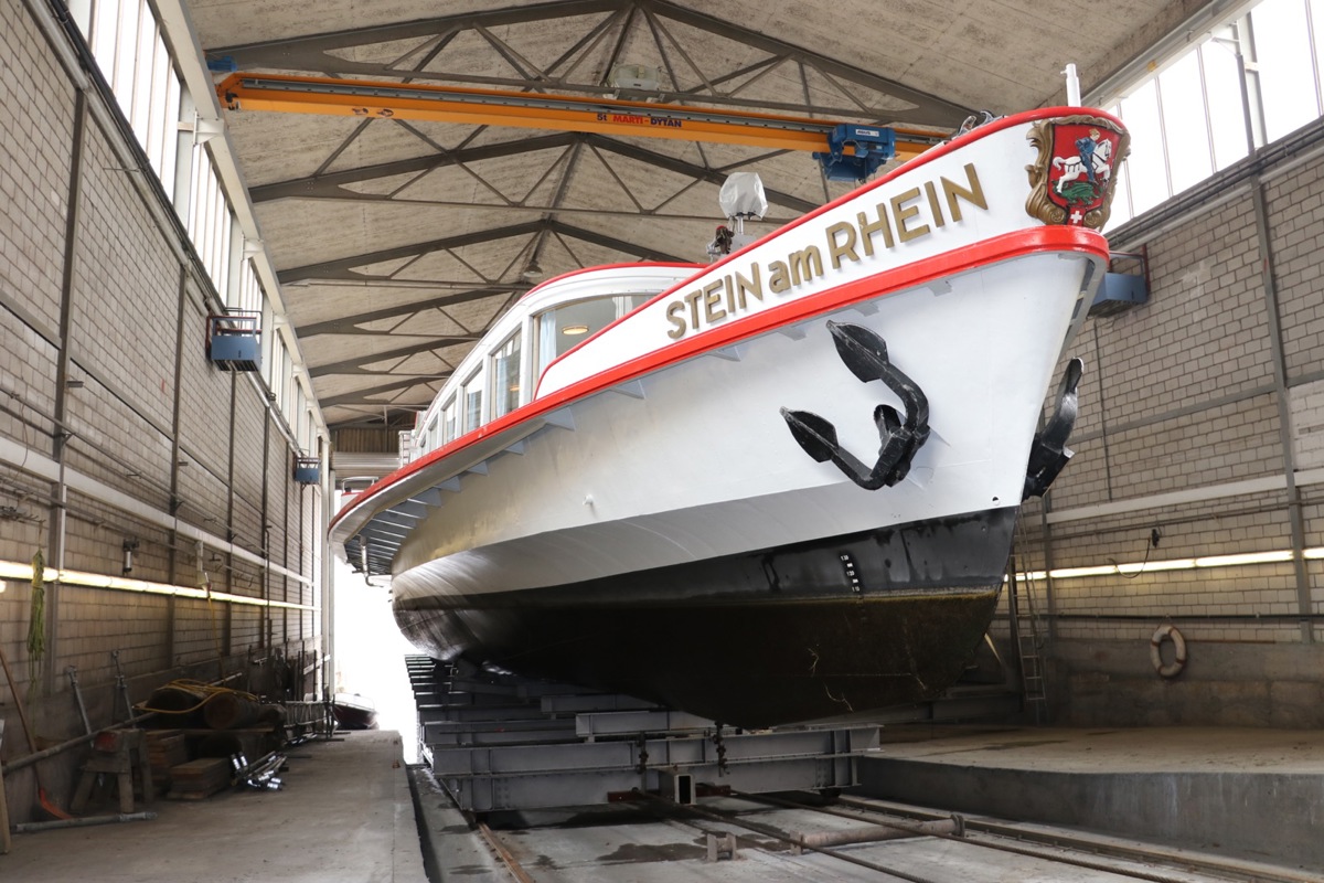 Zentimeter um Zentimeter wird die MS Stein am Rhein in die Halle gezogen.