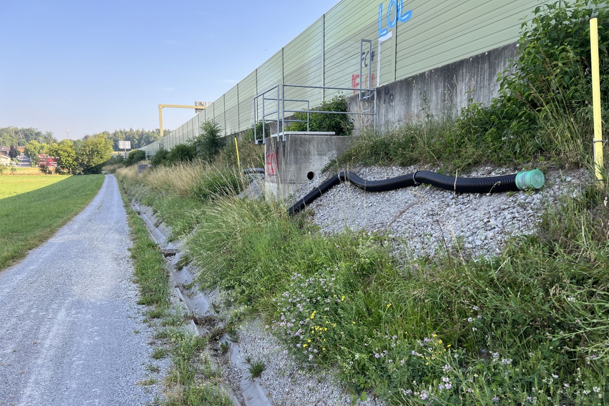Schächte, Rohre und Rinnen für die Entwässerung der A4 bei Oerlingen. Dieser Schlauch wurde aufgrund des grossen Wasserdrucks aus der Verankerung gedrückt.