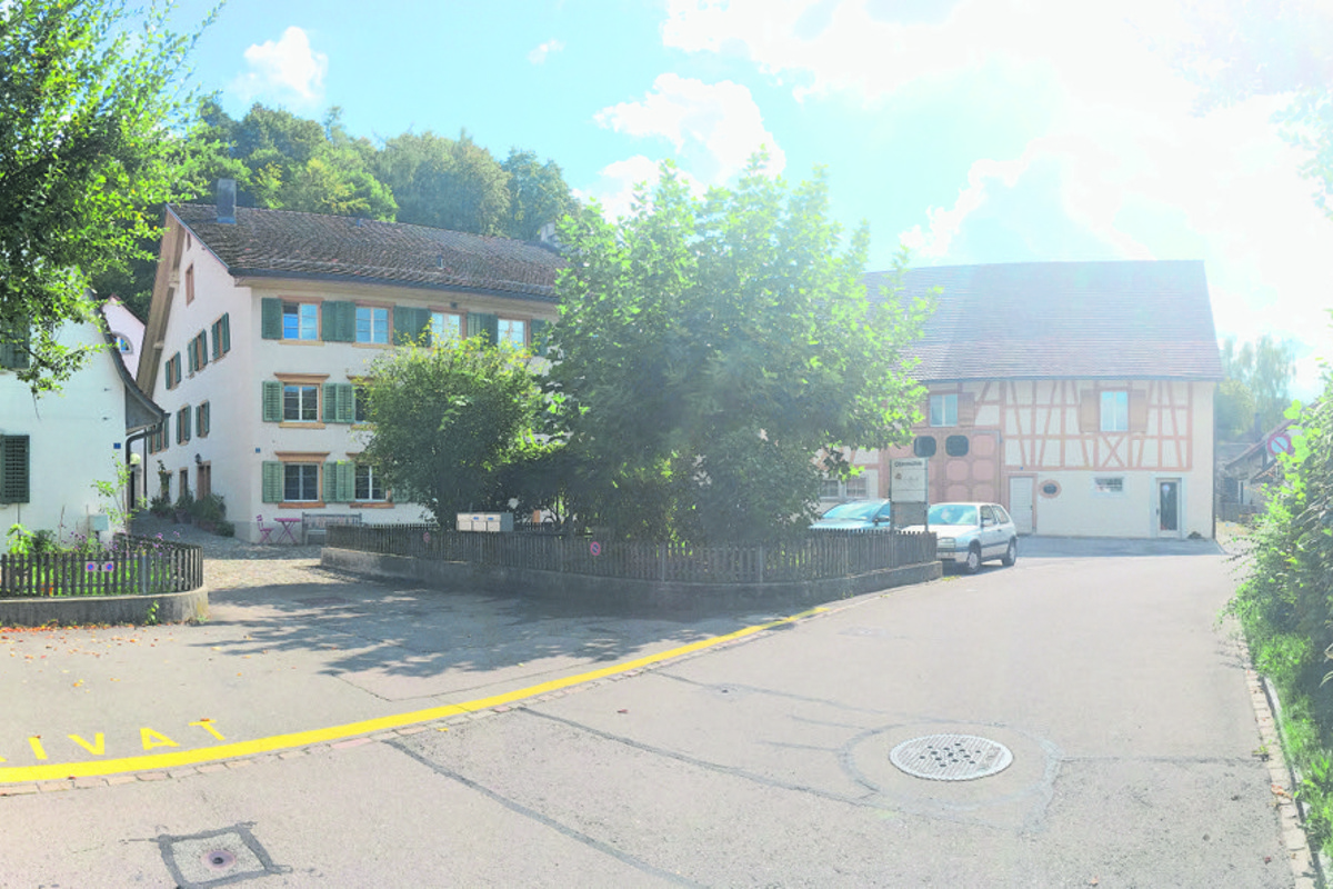 Das (leicht verzerrte) Panoramabild zeigt die drei Gebäude