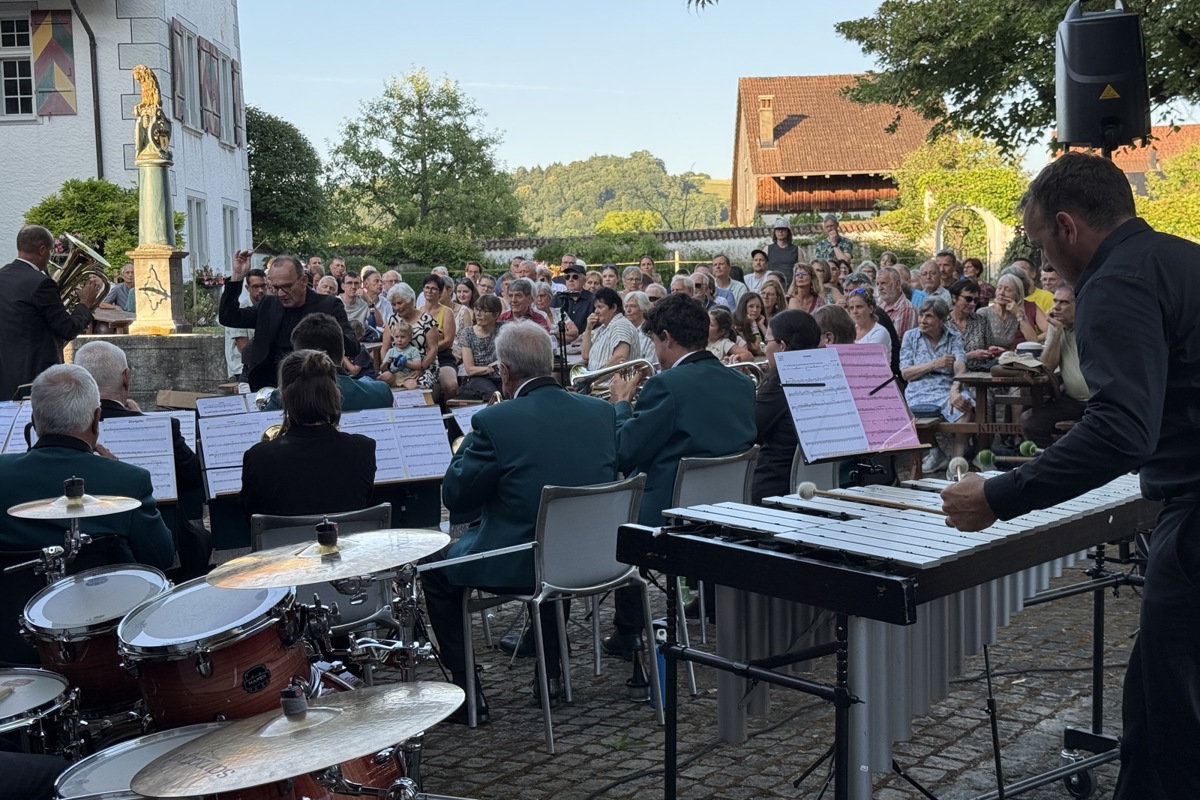 Die Brass Band Posaunenchor Flaach durfte zum 35. Mal ihre Serenade im Flaacher Schlosshof durchführen.