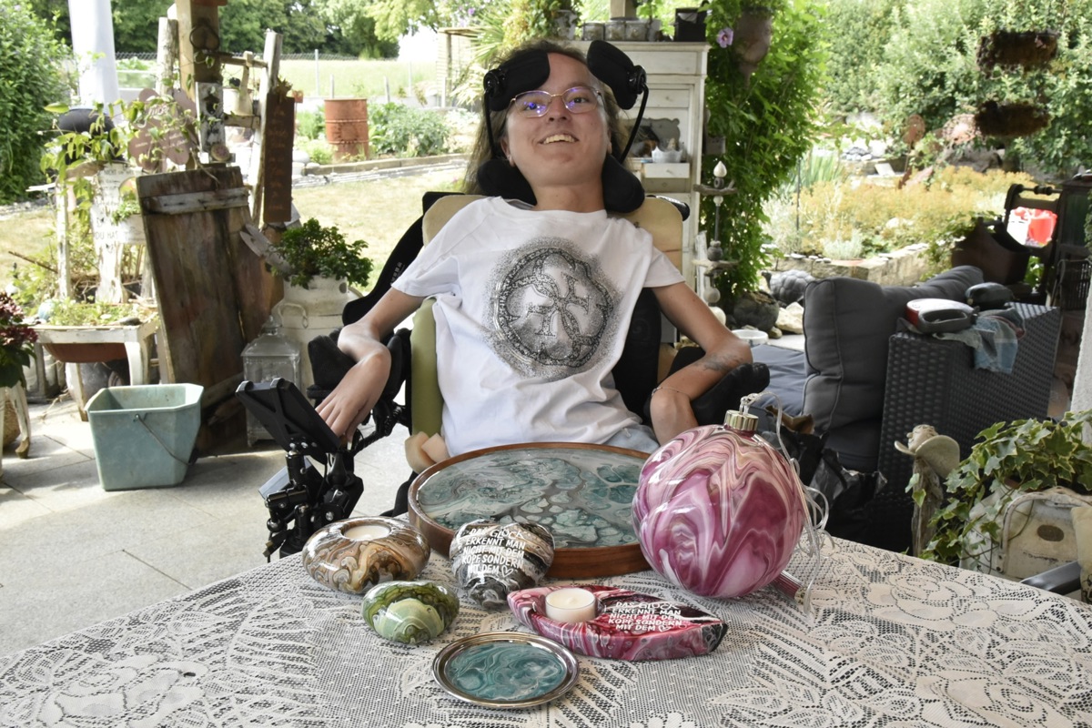 Samira Stoob ist glücklich, ein erfüllendes Hobby im Gestalten mit der Pouring-Technik gefunden zu haben. 