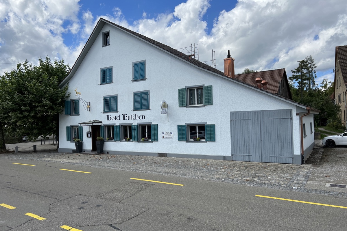 Der «Hirschen» in Kleinandelfingen mit den markanten Platanen auf der linken und den später angebauten Hausteilen auf der rechten Seite. Der «Hirschen» in Kleinandelfingen mit den markanten Platanen auf der linken und den später angebauten Hausteilen auf der rechten Seite.