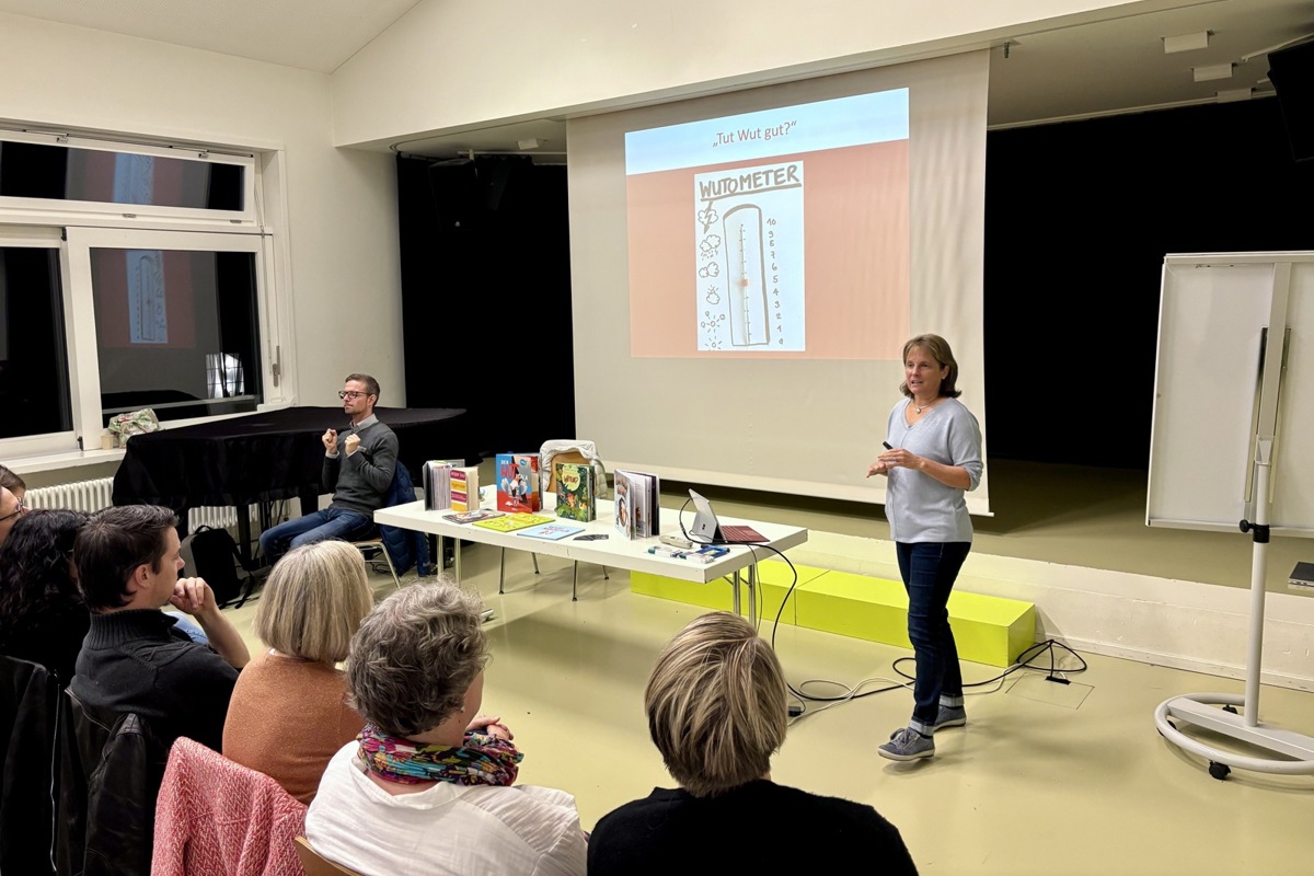 Der Vortrag von Maya Risch wurde auch in Gebärdensprache übersetzt. Der Vortrag von Maya Risch wurde auch in Gebärdensprache übersetzt.
