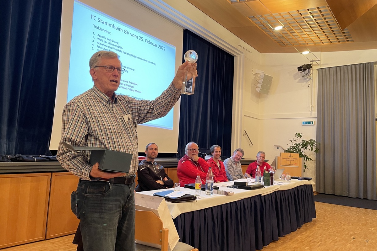 Willy Scramoncini präsentiert den Pokal