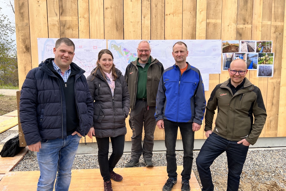 Vertreter der drei «Verursacherbetriebe» des eindrücklichen Bewässerungssystems (v.l.): Stefan Grob und Andrea Brack