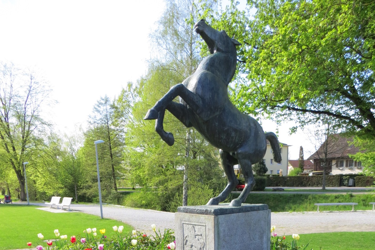 Da freut sich das Rössli im gleichnamigen Park: Der Sitz des Betreibungsamts soll in Seuzach bleiben.