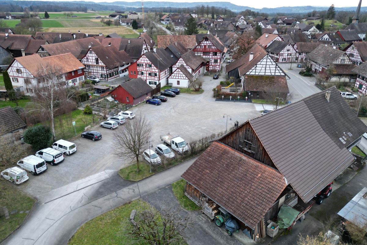Dreieckig, aber machbar: Unter dem Rössliplatz mitten in Marthalen könnte ein Parkhaus erstellt werden. Ob es sich auch rechnet, wird entscheidend sein bei der Überlegung einer Investition.