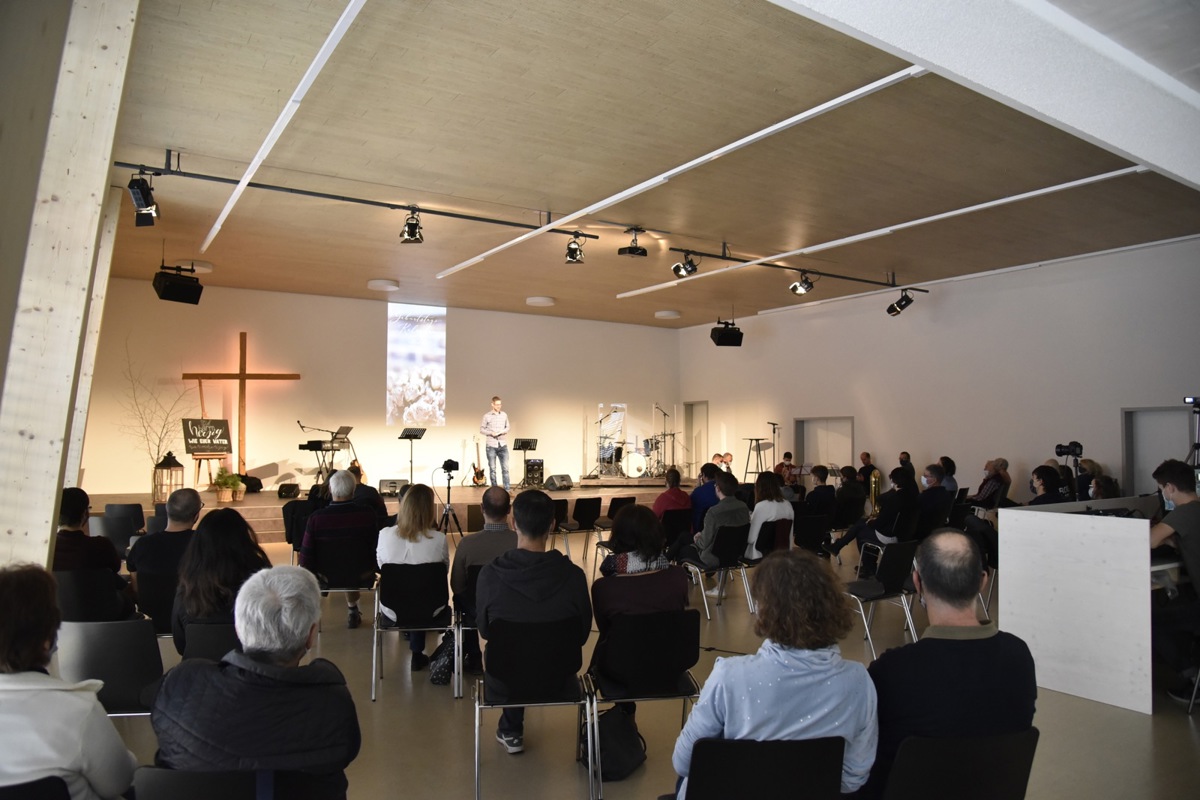Pfarrer Samuel Meyer während des Gottesdienstes im neuen Kirchenraum.