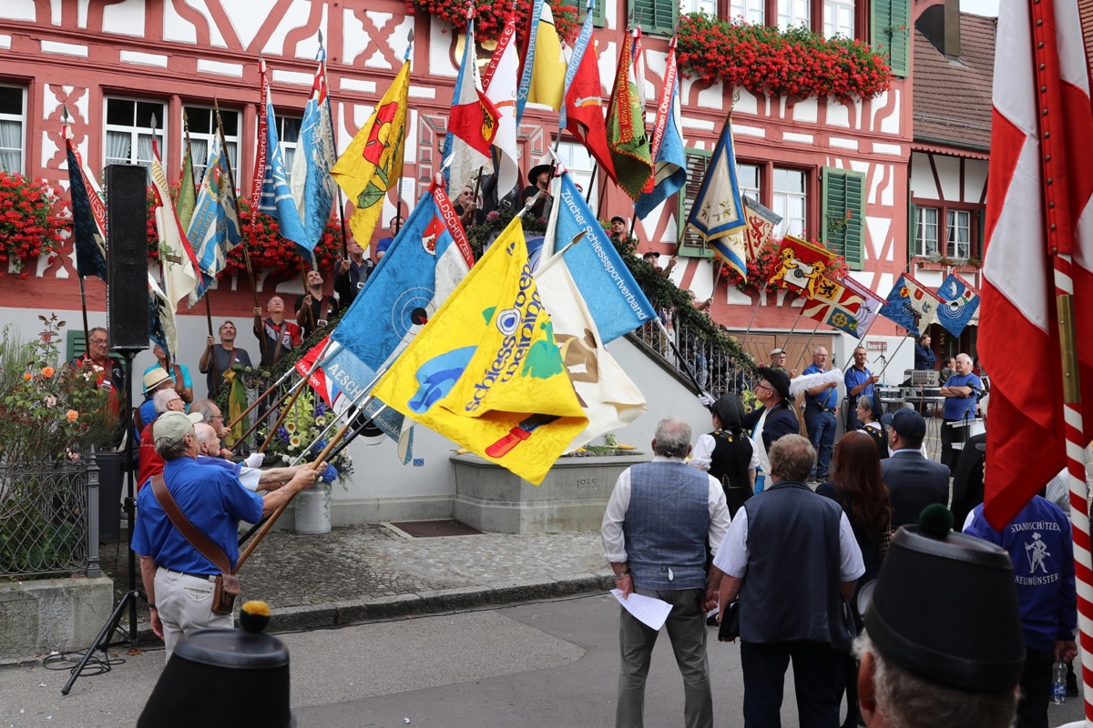 Seit Samstag und bis zum nächsten Zürcher Kantonalschützenfest 2031 ist die Fahne des Zürcher Schiesssportverbands in Weinländer Obhut. Die feierliche Übernahme fand vor dem «Hirschen» statt.
