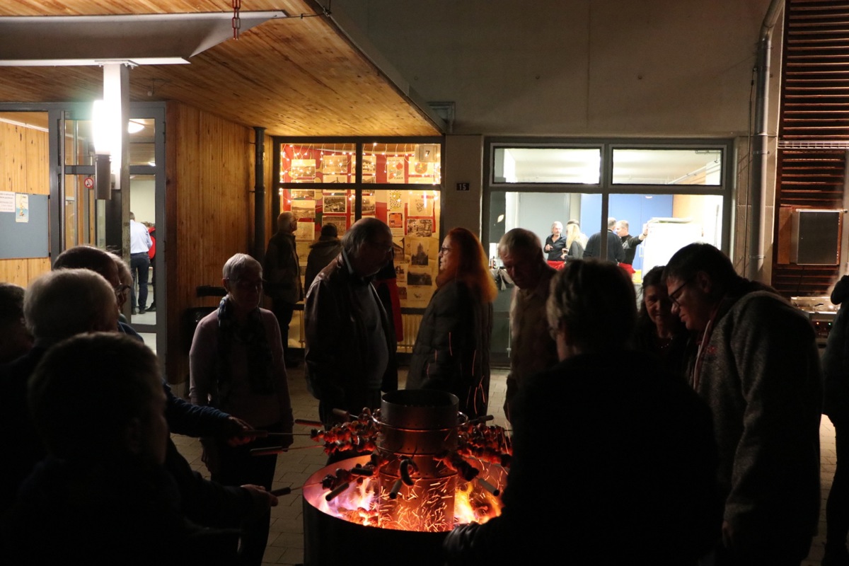 Am Samstag lockten das Adventsfenster Nummer 7 und ein Grill zum gemütlichen Beisammensein.