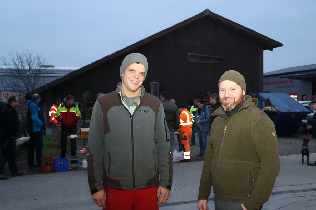 Beim Abschied von Simon Eriksson (links) war auch Olivier Bieri dabei – er übernimmt die Beförsterung des Ossinger Walds. Beim Abschied von Simon Eriksson (links) war auch Olivier Bieri dabei – er übernimmt die Beförsterung des Ossinger Walds.