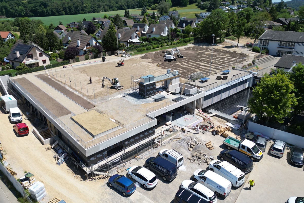 Noch wird an der neuen Sporthalle in Uhwiesen gebaut.